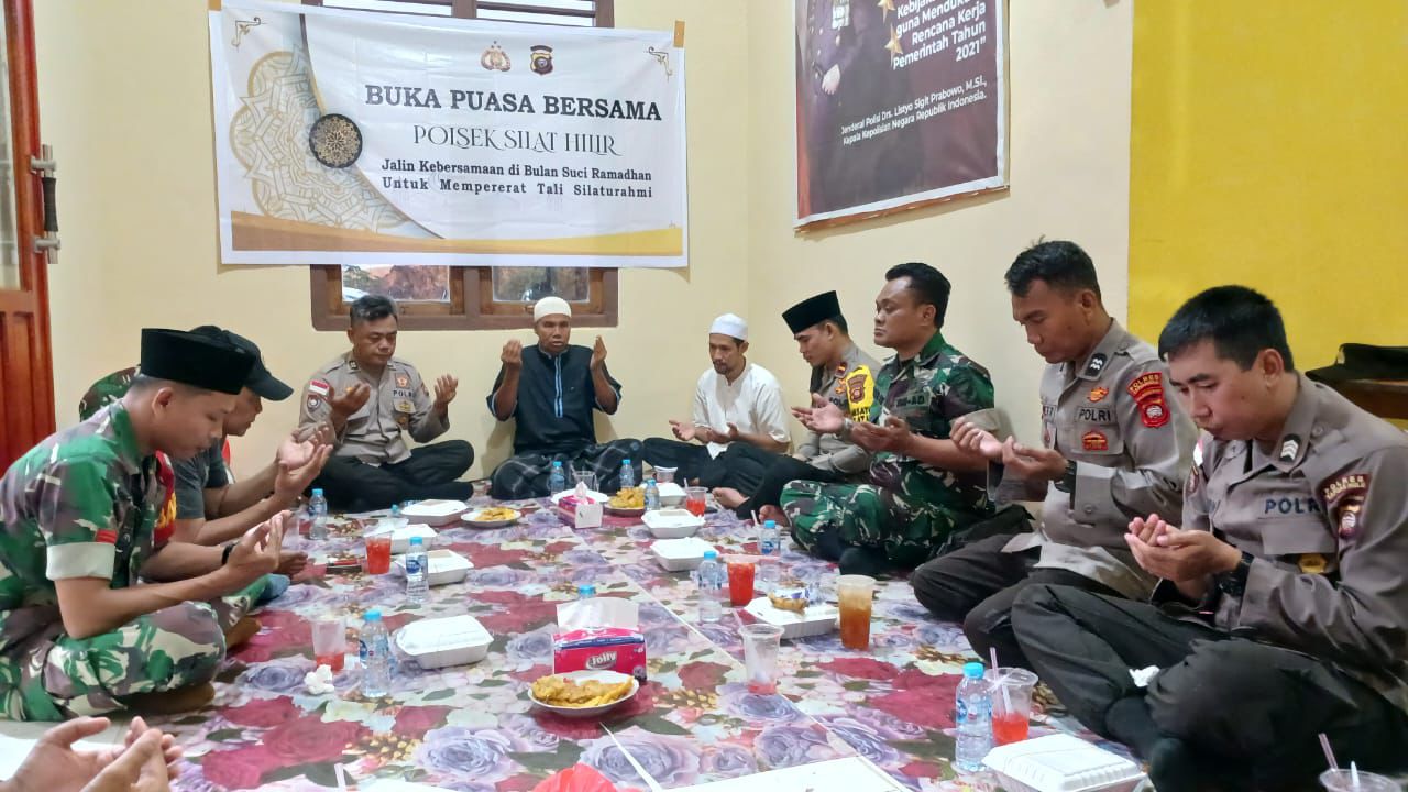 Kegiatan buka puasa bersama antara Koramil dan Polsek Silat Hilir bersama masyarakat sekitar