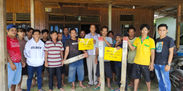 Masyarakat Desa Tanjung Lasa saat menunjukkan patok yang dipasang oleh PT ASK