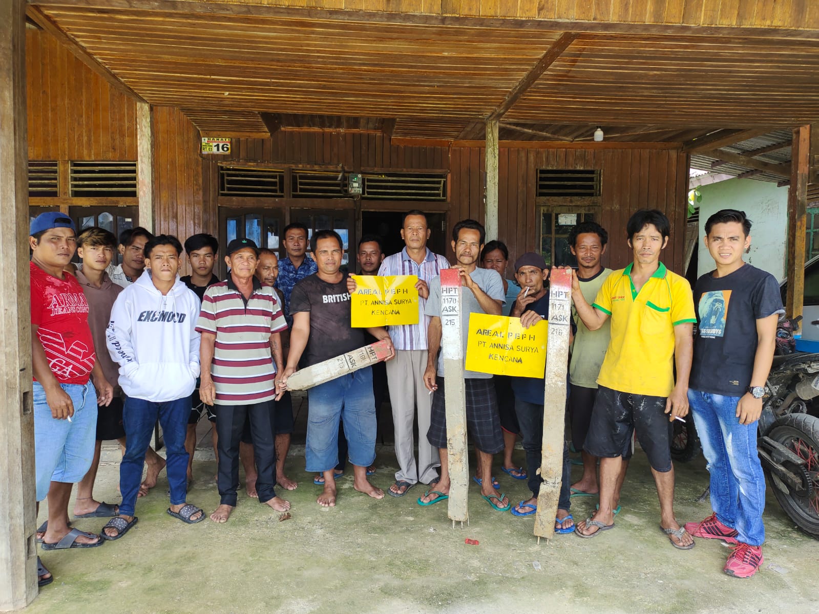 Masyarakat Desa Tanjung Lasa saat menunjukkan patok yang dipasang oleh PT ASK