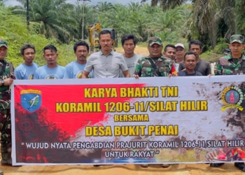 Kegiatan Kemanunggalan TNI-Rakyat dalam penimbunan Jalan di wilayah Silat Hilir