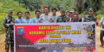 Kegiatan Kemanunggalan TNI-Rakyat dalam penimbunan Jalan di wilayah Silat Hilir