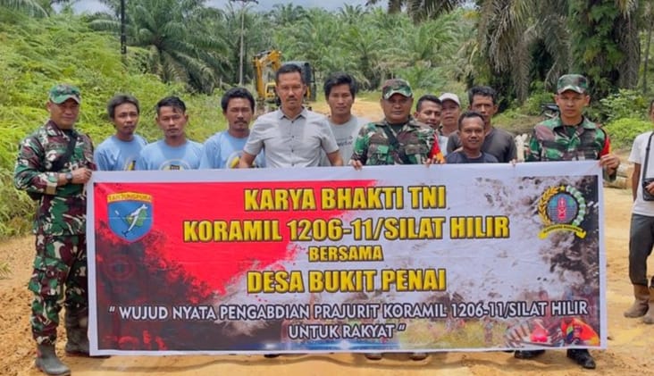 Kegiatan Kemanunggalan TNI-Rakyat dalam penimbunan Jalan di wilayah Silat Hilir