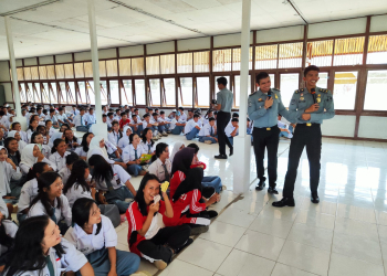 Petugas Imigrasi Putussibau saat memberikan edukasi keimigrasian pada pelajar SMKN 1 Putussibau