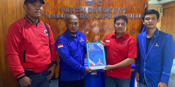 Kader PDI Perjuangan Kabupaten Kapuas Hulu saat mengambil formulir pendaftaran calon Kepala Daerah le Partai Demokrat
