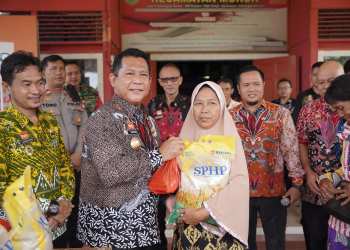 Gelar Operasi Pasar di Mukok, Pemda Sanggau Sediakan Seribu Paket