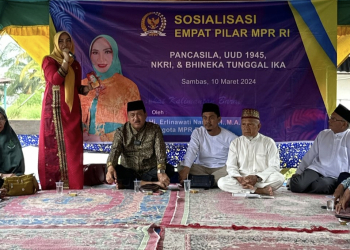Anggota MPR RI Hj Erlinawati Nasir saat sosialisasi 4 pilar kebangsaan di Kecamatan Tebas Kabupaten Sambas