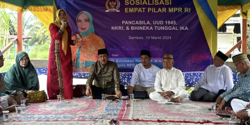 Anggota MPR RI Hj Erlinawati Nasir saat sosialisasi 4 pilar kebangsaan di Kecamatan Tebas Kabupaten Sambas