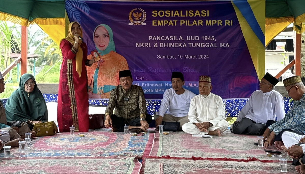 Anggota MPR RI Hj Erlinawati Nasir saat sosialisasi 4 pilar kebangsaan di Kecamatan Tebas Kabupaten Sambas