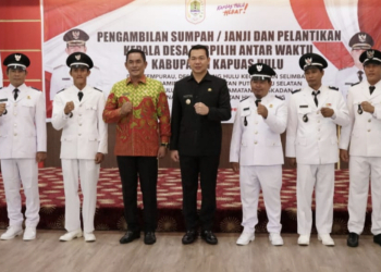 Ketua DPRD Kapuas Hulu saat menghadiri pelantikan Kades terpilih
