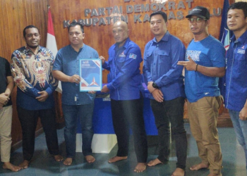 DPD PAN Kapuas Hulu saat mengambil pendaftaran formulir pendaftaran calon Kepala Daerah ke Partai Demokrat Kapuas Hulu