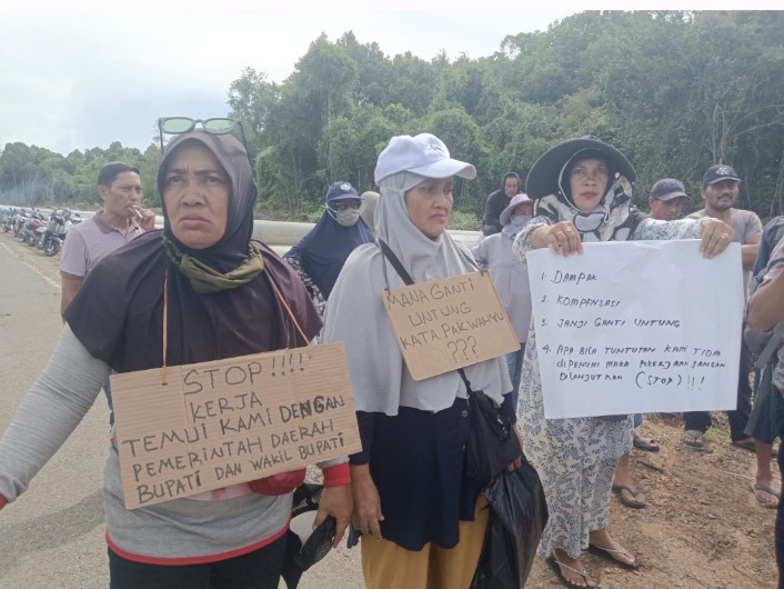 Pemilik lahan yang terdampak pembangunan Pile slab tahap dua menuntut ganti rugi dampak pembangunan yang dijanjikan oleh pemerintah