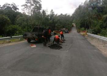 Perbaikan aspal yang dilakukan oleh pelaksanaProyek pembangunan penggantian jembatan ruas jalan Simpang Sejiram – Nanga Tepuai – Nanga Semangut
