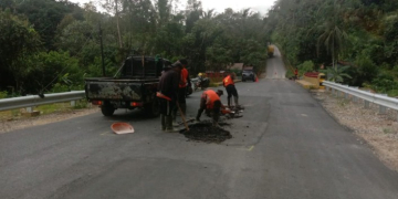 Perbaikan aspal yang dilakukan oleh pelaksanaProyek pembangunan penggantian jembatan ruas jalan Simpang Sejiram – Nanga Tepuai – Nanga Semangut