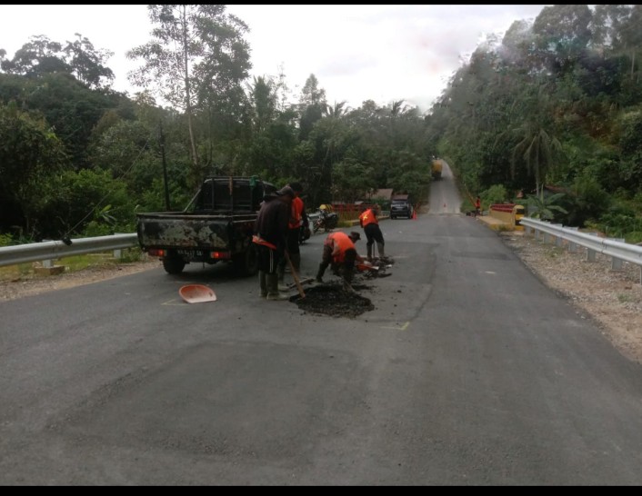 Perbaikan aspal yang dilakukan oleh pelaksanaProyek pembangunan penggantian jembatan ruas jalan Simpang Sejiram – Nanga Tepuai – Nanga Semangut