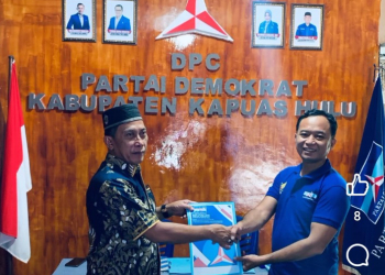 Sukardi saat mendaftar diri sebagai calon Bupati Kapuas Hulu ke DPC PartaiDemokrat Kapuas Hulu