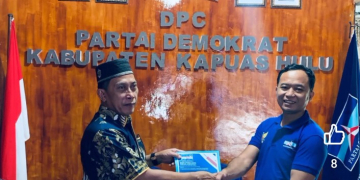 Sukardi saat mendaftar diri sebagai calon Bupati Kapuas Hulu ke DPC PartaiDemokrat Kapuas Hulu