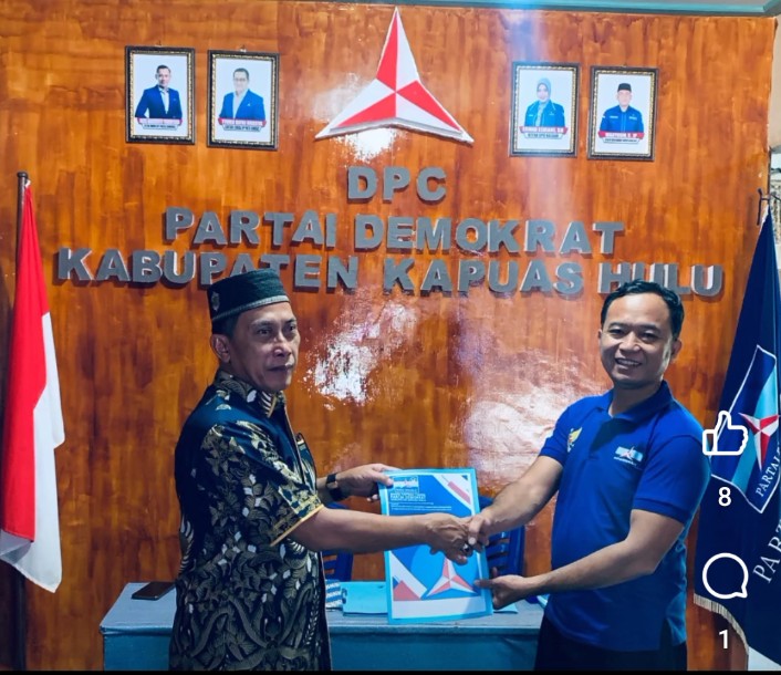 Sukardi saat mendaftar diri sebagai calon Bupati Kapuas Hulu ke DPC PartaiDemokrat Kapuas Hulu