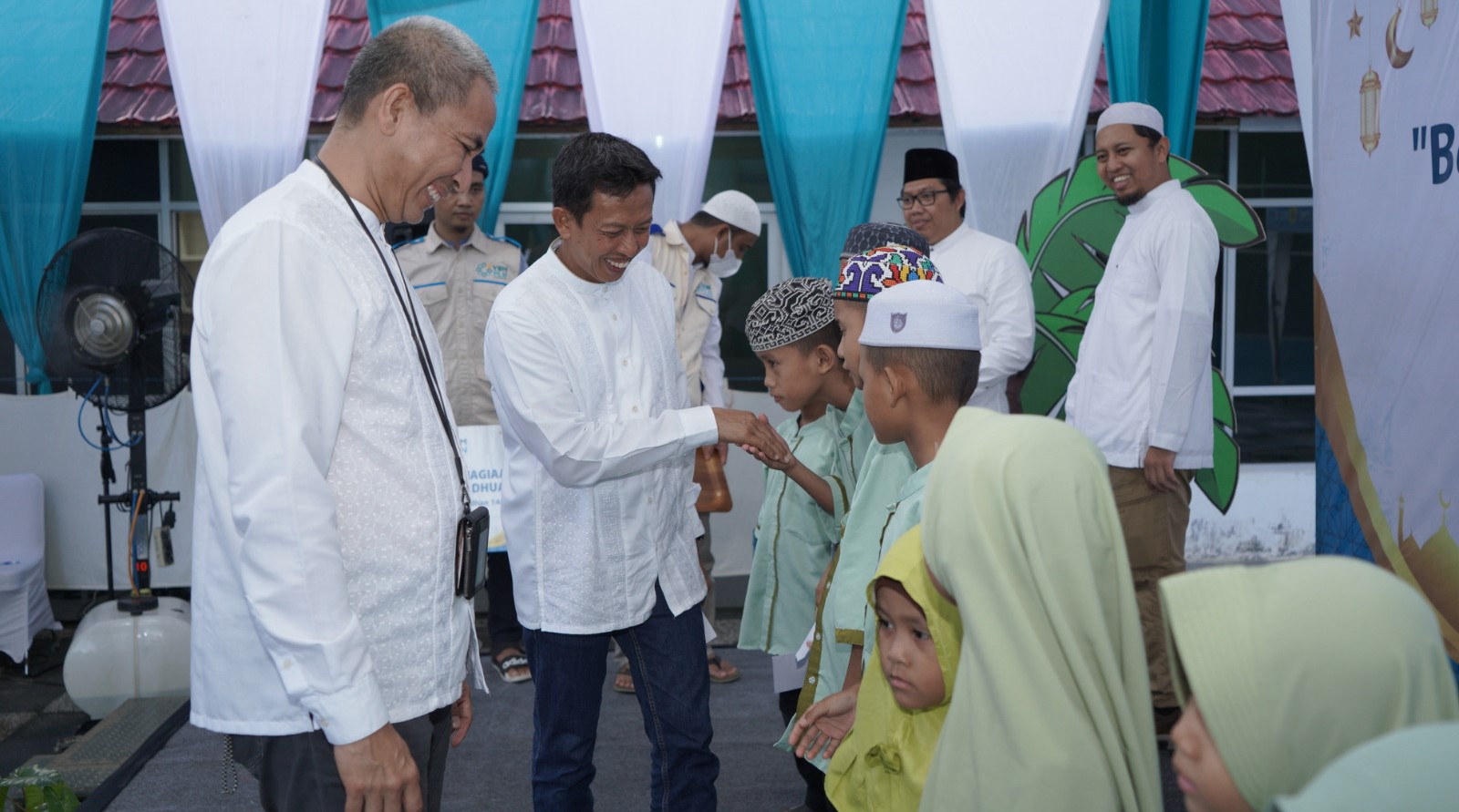 Abdul Salam Nganro menyapa Anak-anak Yatim. Foto: Dokumentasi PLN