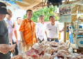 Agus Rudi Suandi mengecek harga jual pangan di pasar. Foto: Bakri Rahman/Jurnalis.co.id