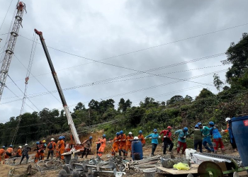 DIRIKAN TOWER. Petugas PLN melakukan pemasangan Tower ERS secara manual dengan tenaga dan keringat pejuang kelistrikan UPT Balikpapan. Foto: PLN
