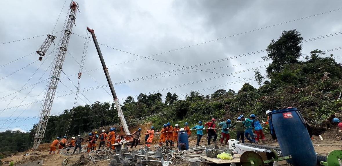 DIRIKAN TOWER. Petugas PLN melakukan pemasangan Tower ERS secara manual dengan tenaga dan keringat pejuang kelistrikan UPT Balikpapan. Foto: PLN