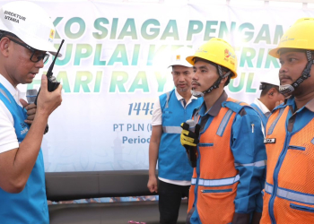 Direktur Utama PLN, Darmawan Prasodjo (kiri) melakukan pengecekan langsung personel siaga SPKLU di lapangan. Foto: PLN