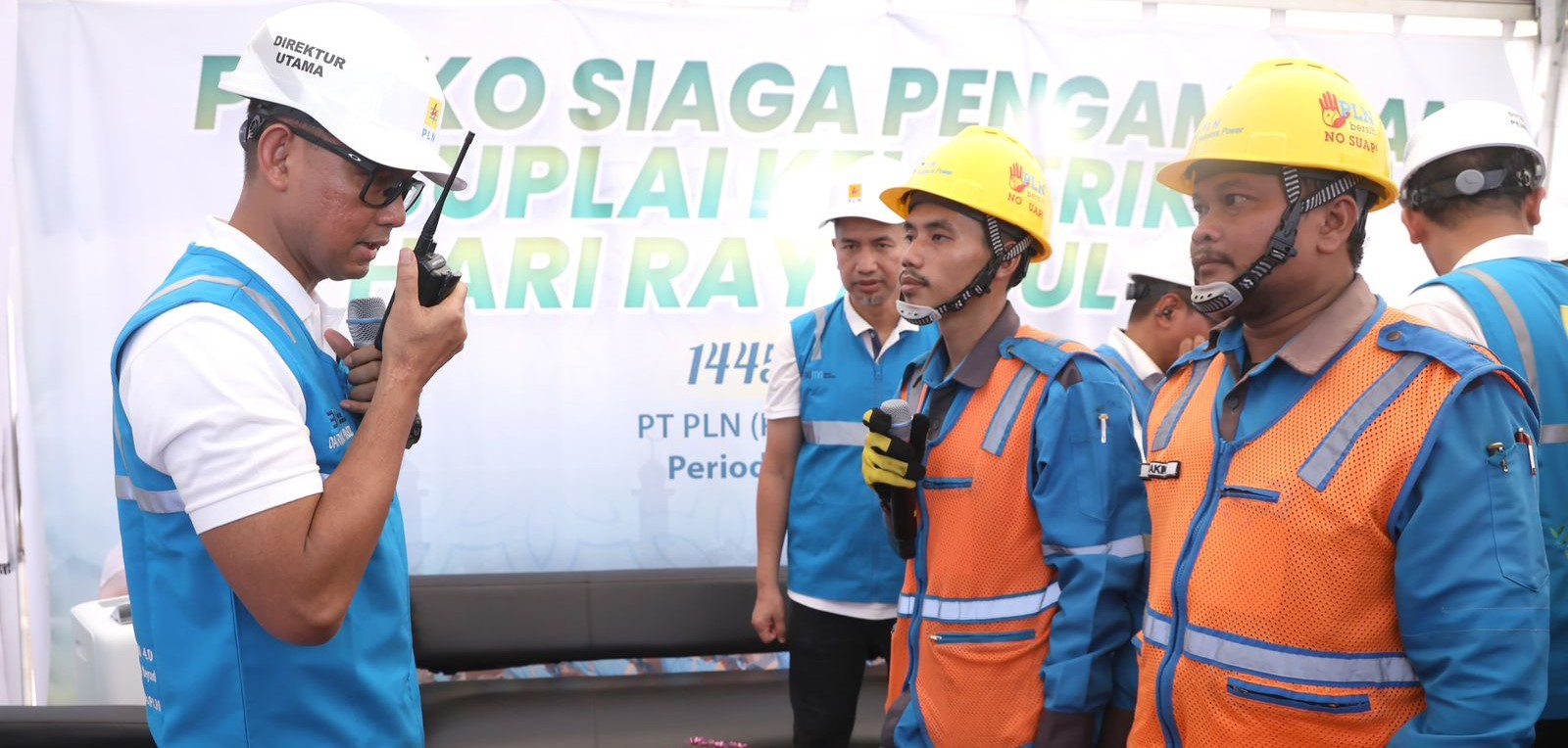 Direktur Utama PLN, Darmawan Prasodjo (kiri) melakukan pengecekan langsung personel siaga SPKLU di lapangan. Foto: PLN