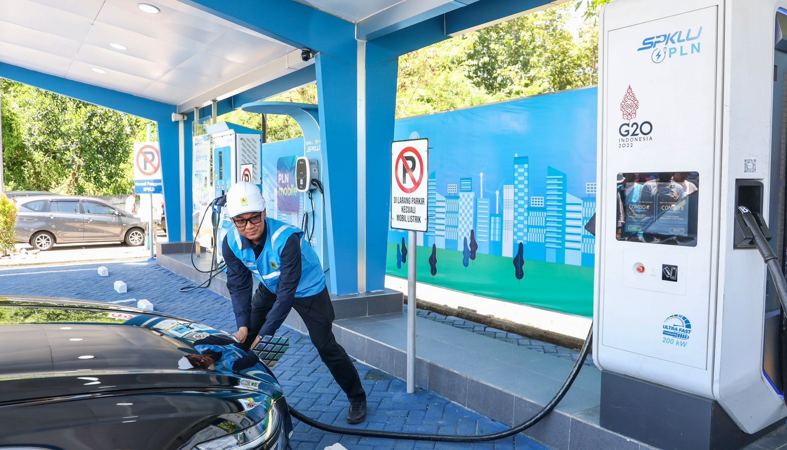 Direktur Utama PLN, Darmawan Prasodjo melakukan pengisian daya kendaraan listrik di SPKLU ultra fast charging pada rest area KM 626B Saradan, Kabupaten Madiun, Jawa Timur. Foto: PLN