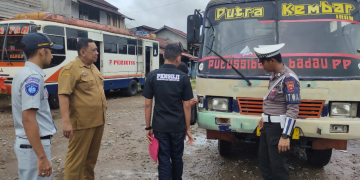 Menjelang lebaran, Dishub Kapuas Hulu melakukan pengecekan armada bus di Putussibau