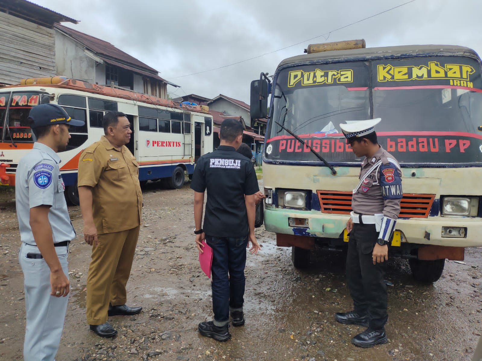 Menjelang lebaran, Dishub Kapuas Hulu melakukan pengecekan armada bus di Putussibau