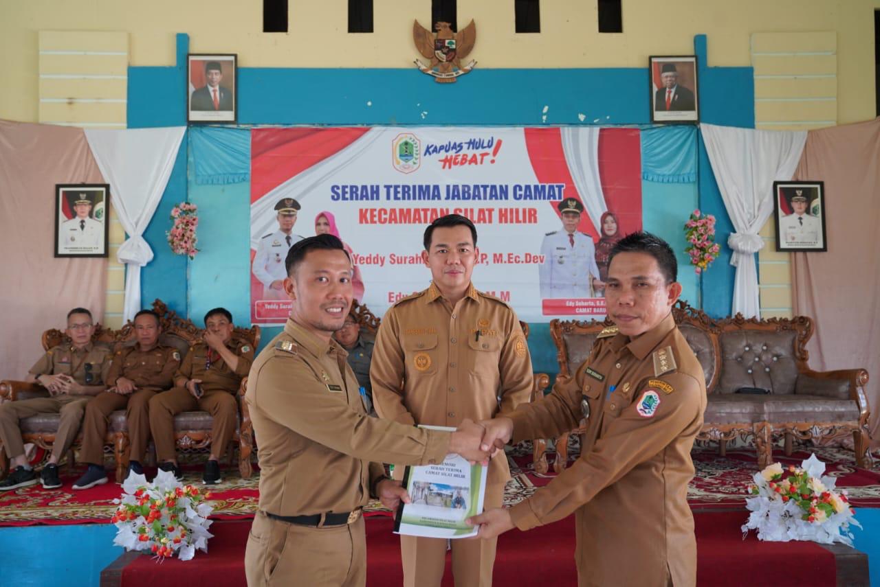 Bupati Kapuas Hulu Fransiskus Diaan saat menghadiri acara pisah sambut Camat Silat Hilir