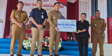 Bupati Kapuas Hulu Fransiskus Diaan menyerahkan secara simbolis santunan jaminan kematian untuk peserta BPJS Ketenagakerjaan Fransiskus Heroni Kades Semitau Hulu melalui ahli warisnya