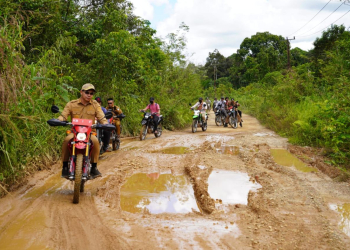 Bupati Kapuas Hulu Fransiskus Diaan bersama rombongan saat meninjau langsung ruas jalan simpang Kenerak hingga Menapar Suhaid