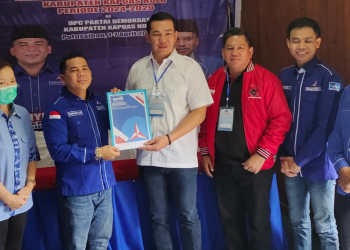 Fransiskus Diaan Balon Bupati saat mengembalikan berkas pendaftaran le Partai Demokrat