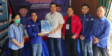 Fransiskus Diaan Balon Bupati saat mengembalikan berkas pendaftaran le Partai Demokrat