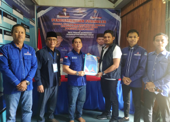 Abdul Hamid Ketua DPD NasDem Kapuas Hulu saat mengembalikan berkas pendaftaran Balon Bupati ke Partai Demokrat