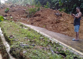 Akses jalan nasional di Kecamatan Batang Lupar yang tertutup longsor