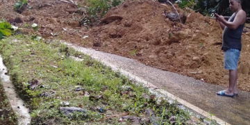 Akses jalan nasional di Kecamatan Batang Lupar yang tertutup longsor