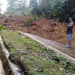 Akses jalan nasional di Kecamatan Batang Lupar yang tertutup longsor