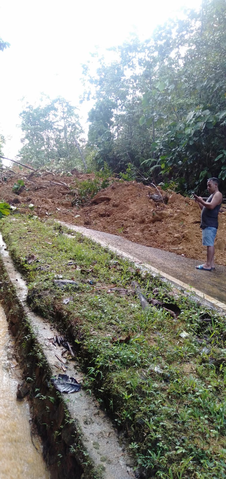 Akses jalan nasional di Kecamatan Batang Lupar yang tertutup longsor