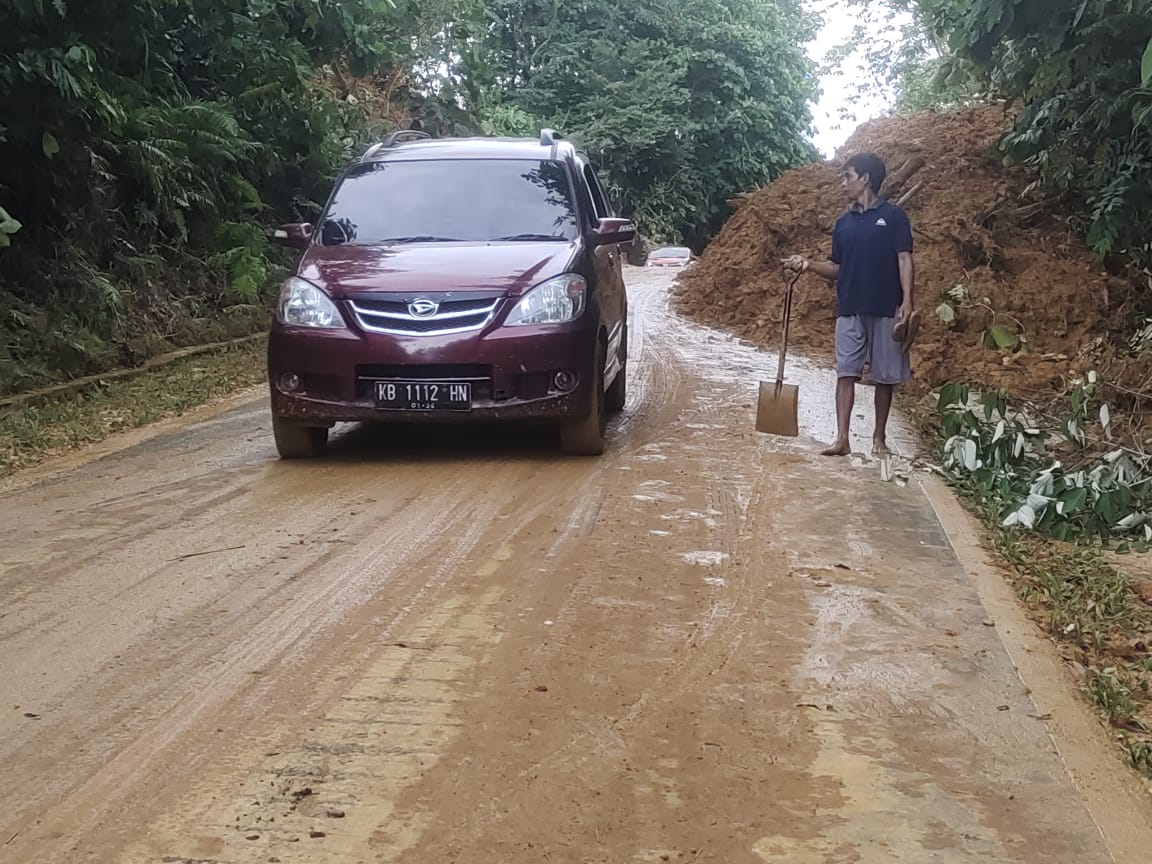 Akses jalan nasional di Genting Lanjak saat ini sudah bisa dilalui pengendara