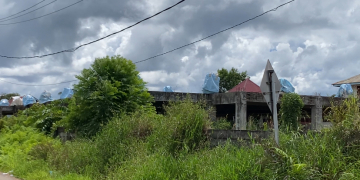 Pembangunan Gedung Paroki Putussibau ini kini dipenuhi rumput liar dan akan dilanjutkan kembali dilanjutkan pada tahun 2025