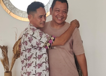 Temenggung Yulius Joker dan Agus Widartono Pemilik Owen Market saat saling memaafkan