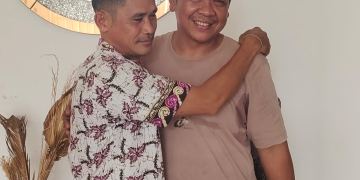 Temenggung Yulius Joker dan Agus Widartono Pemilik Owen Market saat saling memaafkan