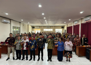 Wabup Kapuas Hulu Wahyudi Hidayat berfoto bersama dalam kegiatan Bimtek dari KPK