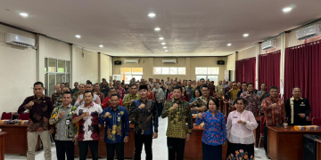 Wabup Kapuas Hulu Wahyudi Hidayat berfoto bersama dalam kegiatan Bimtek dari KPK