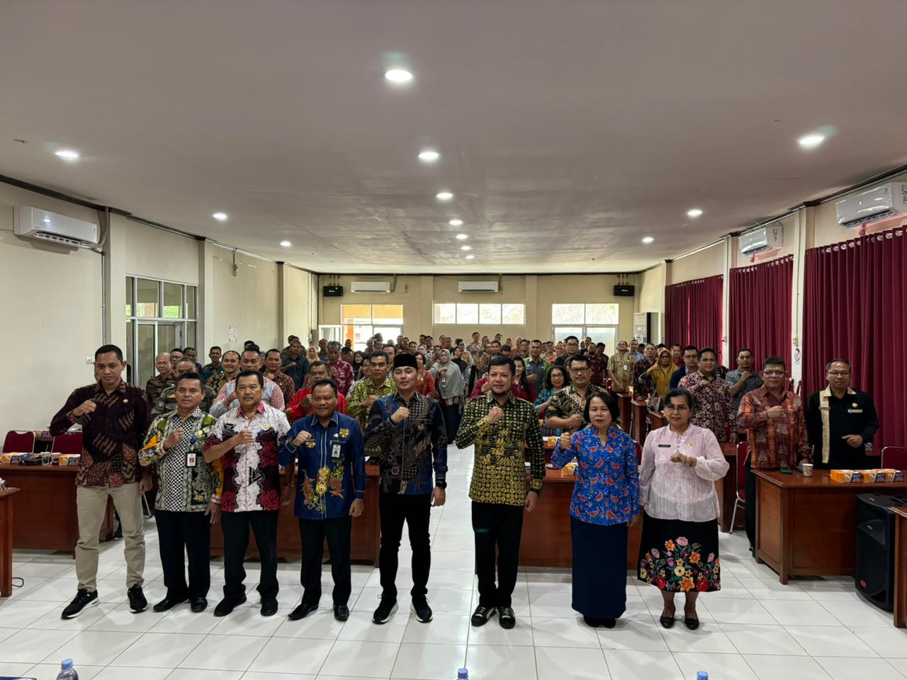 Wabup Kapuas Hulu Wahyudi Hidayat berfoto bersama dalam kegiatan Bimtek dari KPK