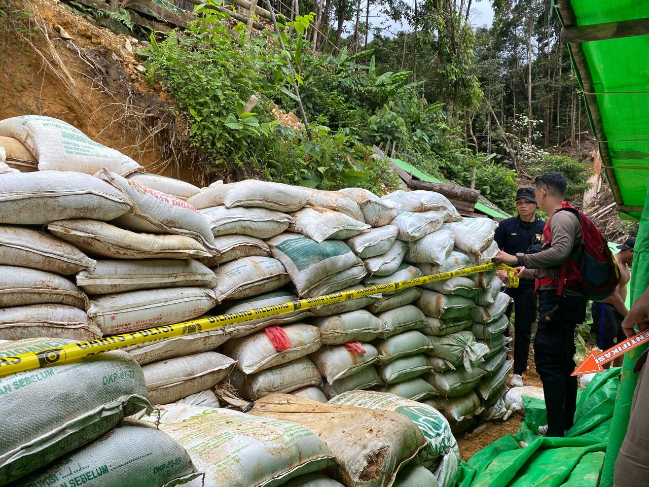 Barang bukti yang ditemukan oleh tim gabungan saat melakukan pengecekan langsung kegiatan PETI di Desa Batu Tiga Kecamatan Bunut Hulu