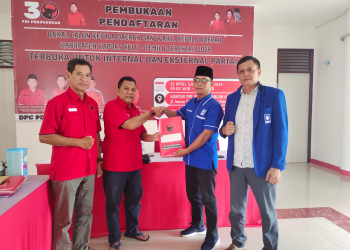 Kader DPD PAN Kapuas Hulu mengambil formulir pendaftaran Bacabup Pilkada Kapuas Hulu ke PDI Perjuangan