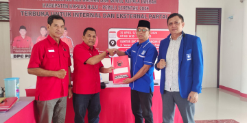 Kader DPD PAN Kapuas Hulu mengambil formulir pendaftaran Bacabup Pilkada Kapuas Hulu ke PDI Perjuangan
